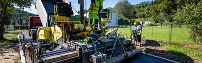 Pokládka konstrukčních vrstev finišerem